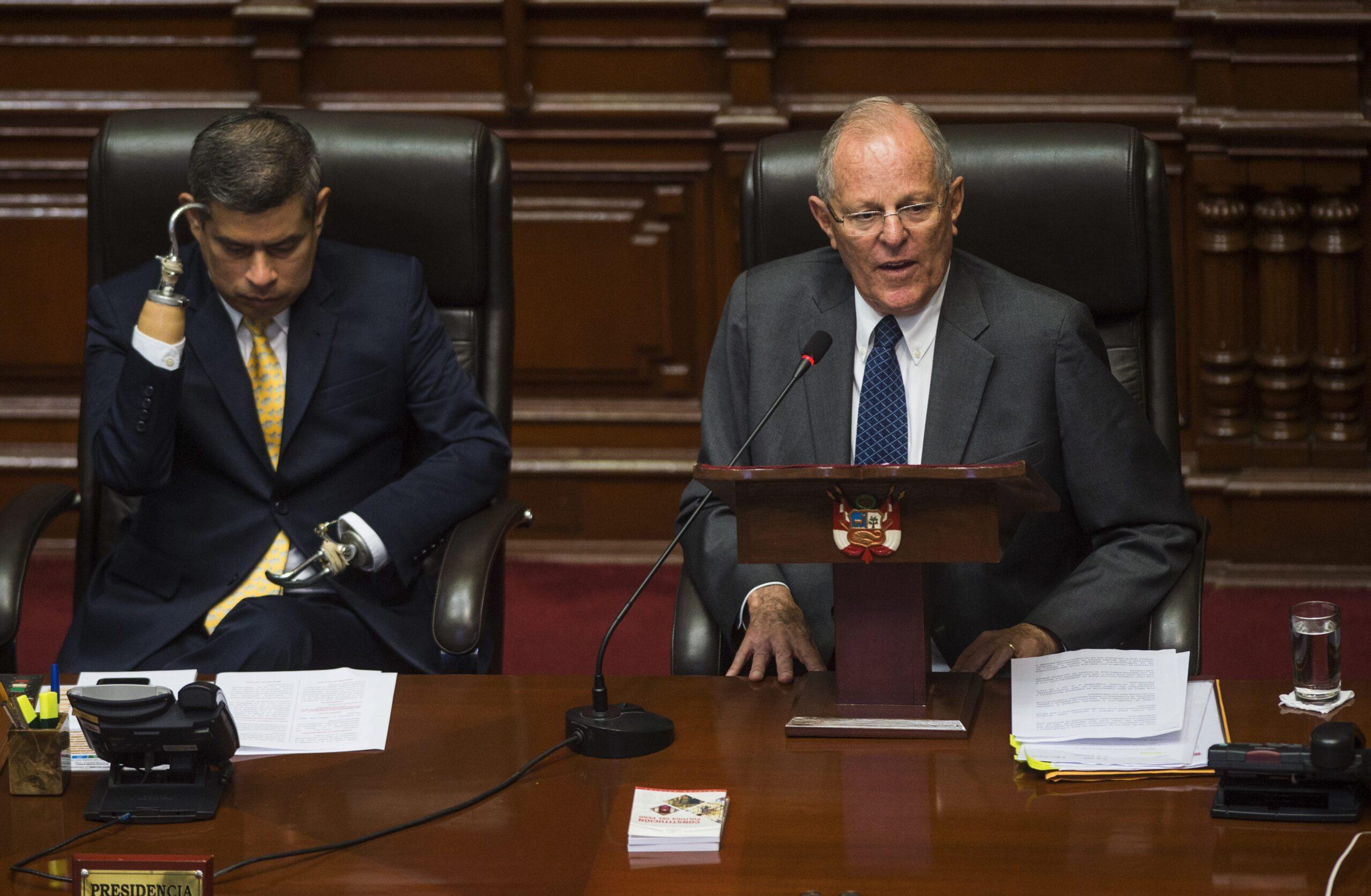 Presidente de Perú libra su destitución tras ser acusado por recibir sobornos de Odebrecht