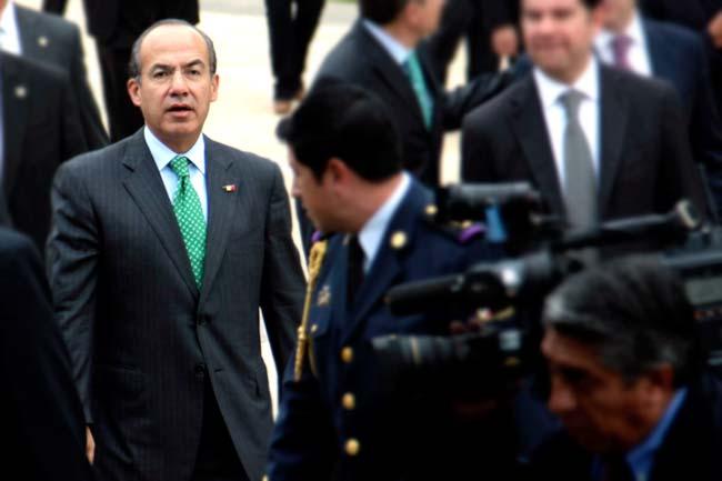 Calderón promulga la Reforma Política