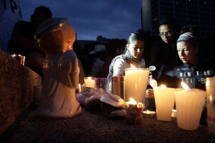 Justicia ABC: Carriolas vacías, flores y globos tristes