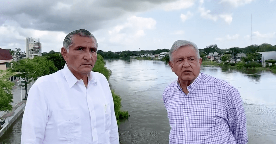 AMLO evalúa situación en Tabasco; dice que hay recursos para damnificados y ve “mucha politiquería”