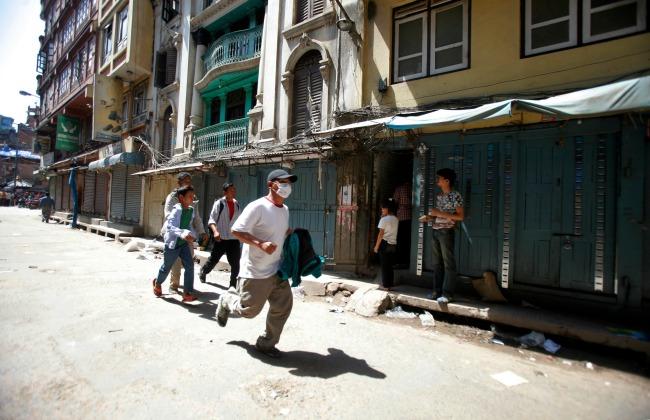 Al menos 48 muertos tras otro terremoto en Nepal
