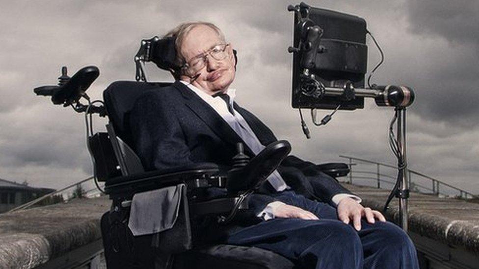 Hawking y los agujeros negros con “pelo suave”: qué dice la última investigación del científico británico