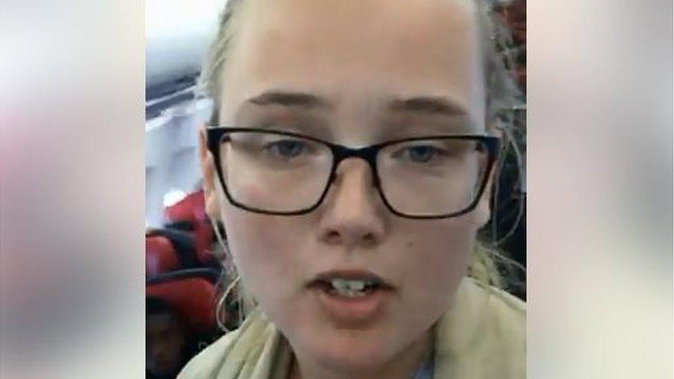 La estudiante sueca que detuvo el despegue de un avión para frenar la deportación de un inmigrante afgano