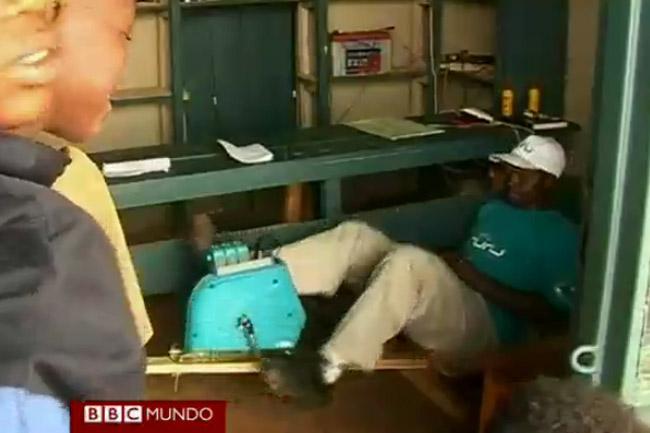 Iluminan un pueblo de África a <i>pedaleadas</i>