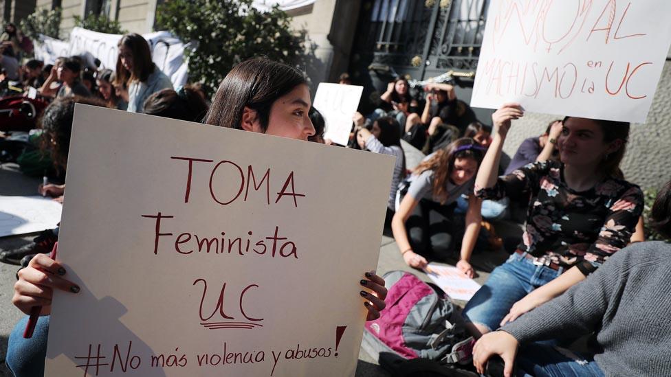 Cómo es por dentro la toma feminista de una universidad en Chile. BBC Mundo estuvo en una