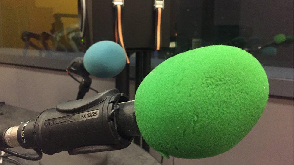 El presentador argentino “misógino” que deberá invitar a feministas a su programa de radio