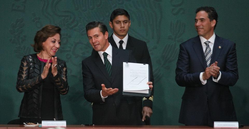 Peña Nieto promulga ley educativa para apoyar a dreamers que regresen a México