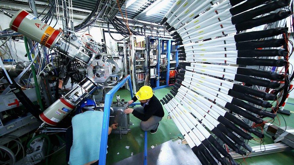 “La física ha sido inventada y construida por hombres”: la polémica presentación de un científico sobre el papel de la mujer en el campo de la ciencia