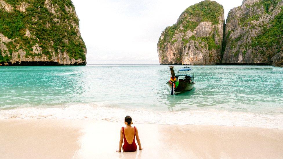 Por qué Tailandia cerrará por primera vez Maya Bay, su playa más famosa situada en la isla de Ko Phi Phi