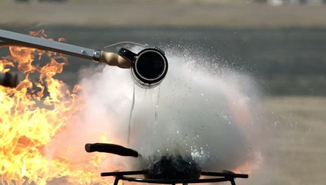 La ‘salvaje’ reacción del agua y aceite, pero en cámara lenta