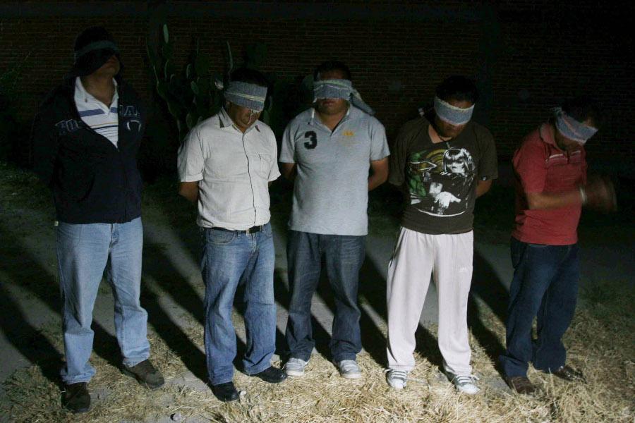 Padres de familia exhiben a paristas en plaza pública de Mitla