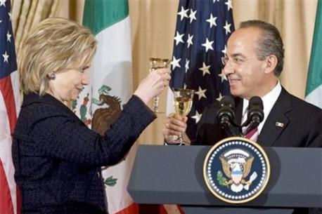 EU aplaude a México en público, desconfía en privado