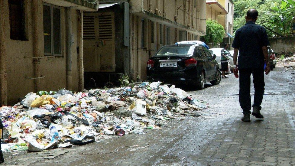 Cómo es Mahul, el “infierno tóxico” de Mumbai al que fueron forzados a mudarse miles de personas sin hogar