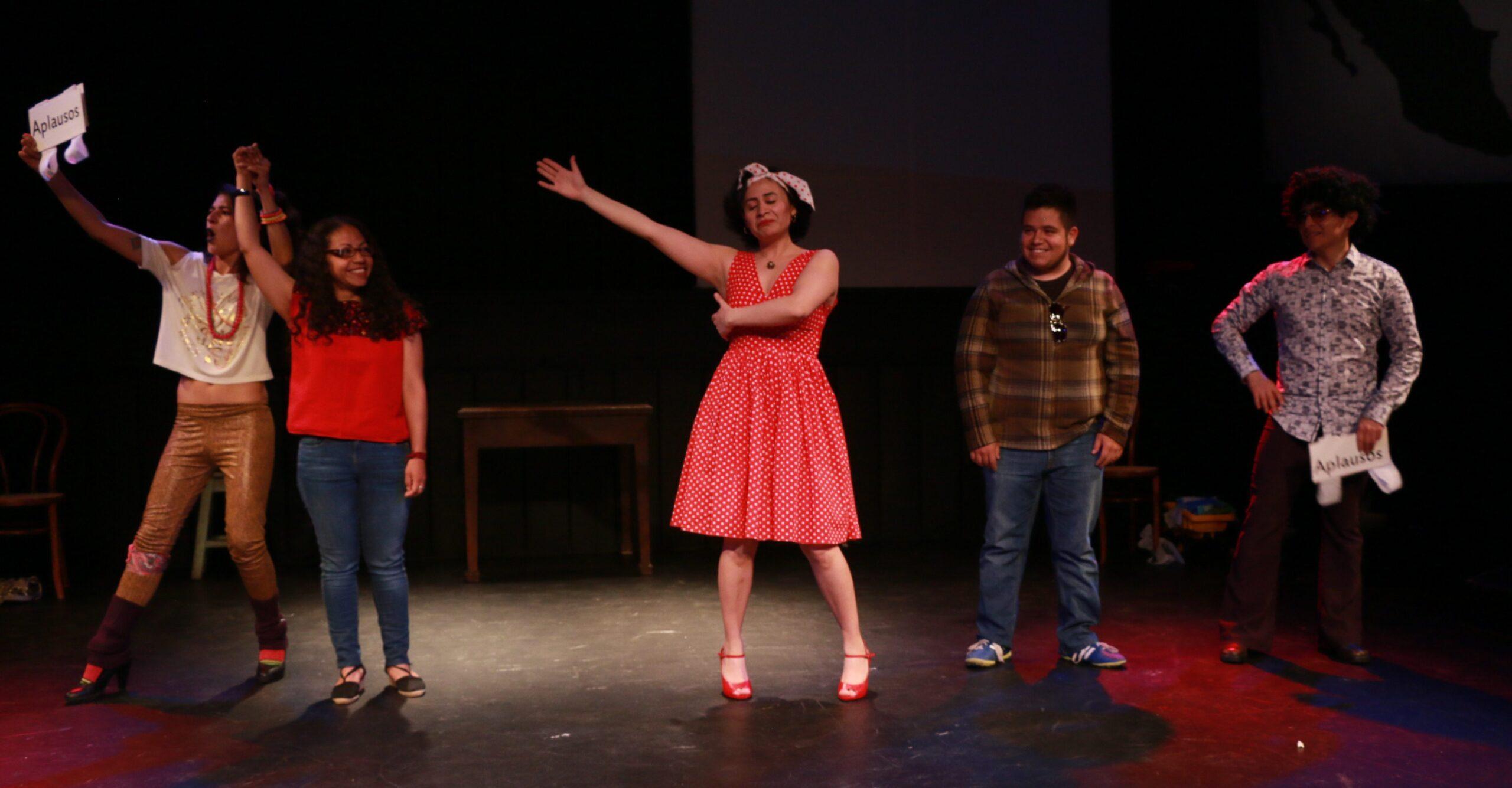 Jóvenes teatreros usan la risa para hablar a adolescentes de la desaparición forzada