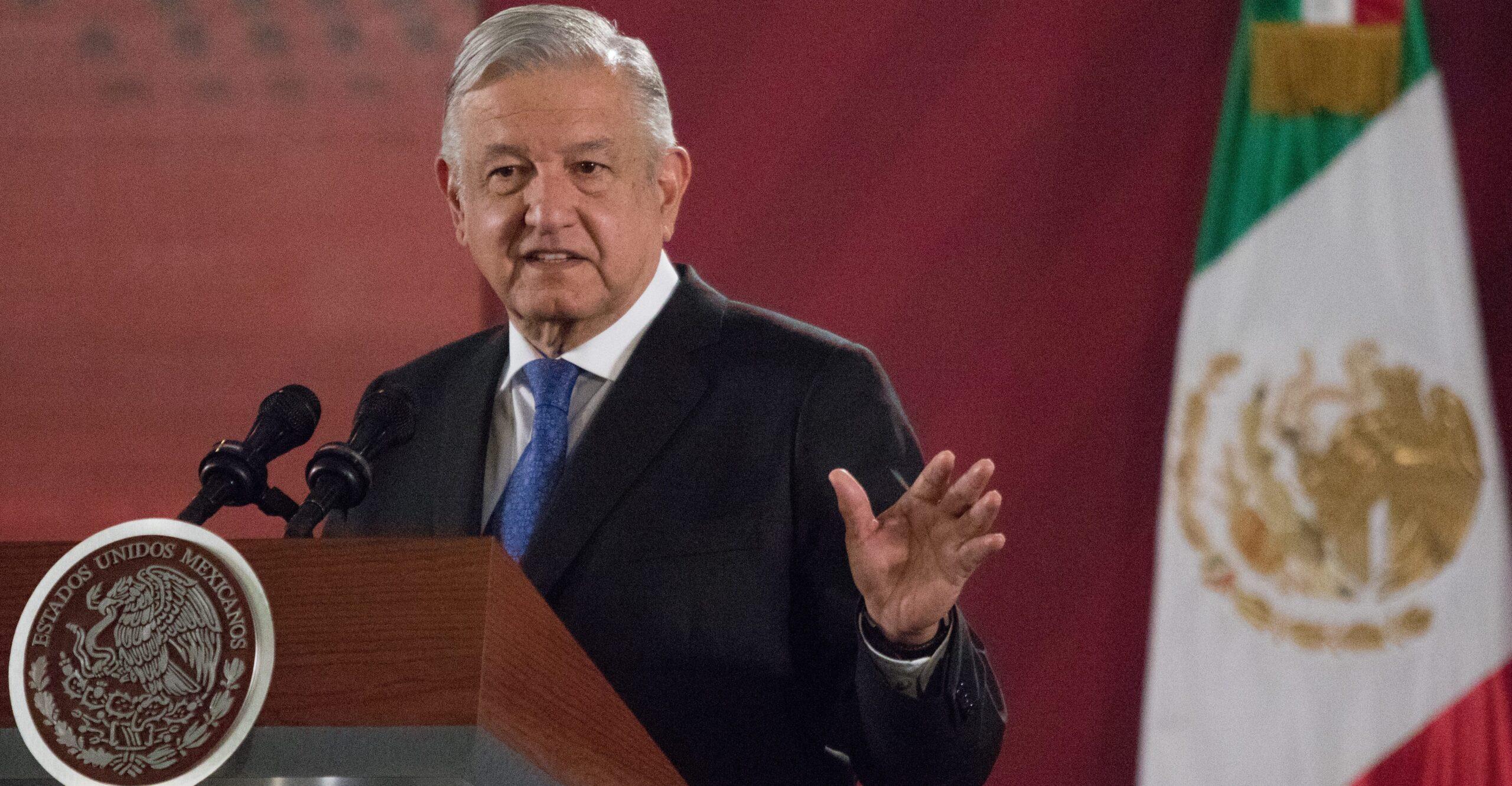 AMLO promete a concesionarios reducir tiempos oficiales en radio y televisión