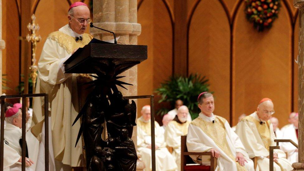 Poderoso cardenal del Vaticano Marc Ouellet califica de “maniobra política vacía” las acusaciones de encubrimiento de abusos sexuales contra el papa Francisco