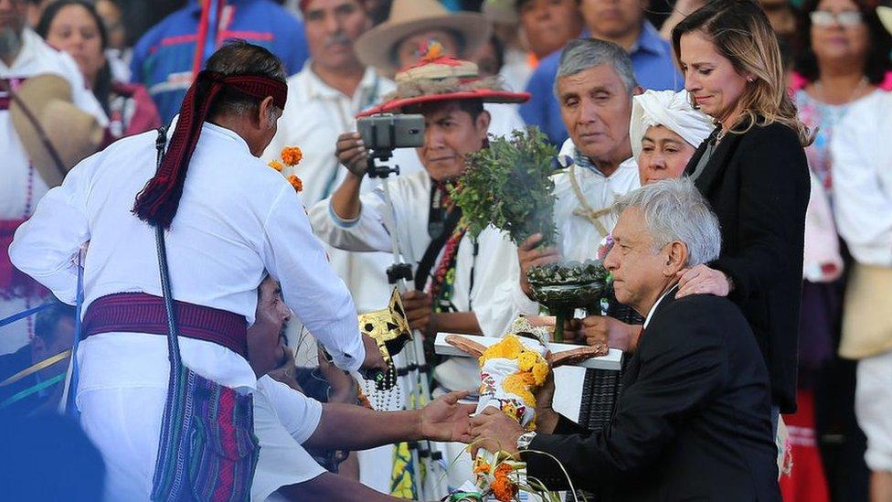 Toma de protesta de AMLO: qué significado tiene el Bastón de Mando que los pueblos indígenas le entregaron al nuevo presidente de México