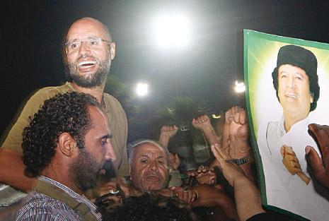 Hijo de Gadafi aparece en televisión y desmiente su detención