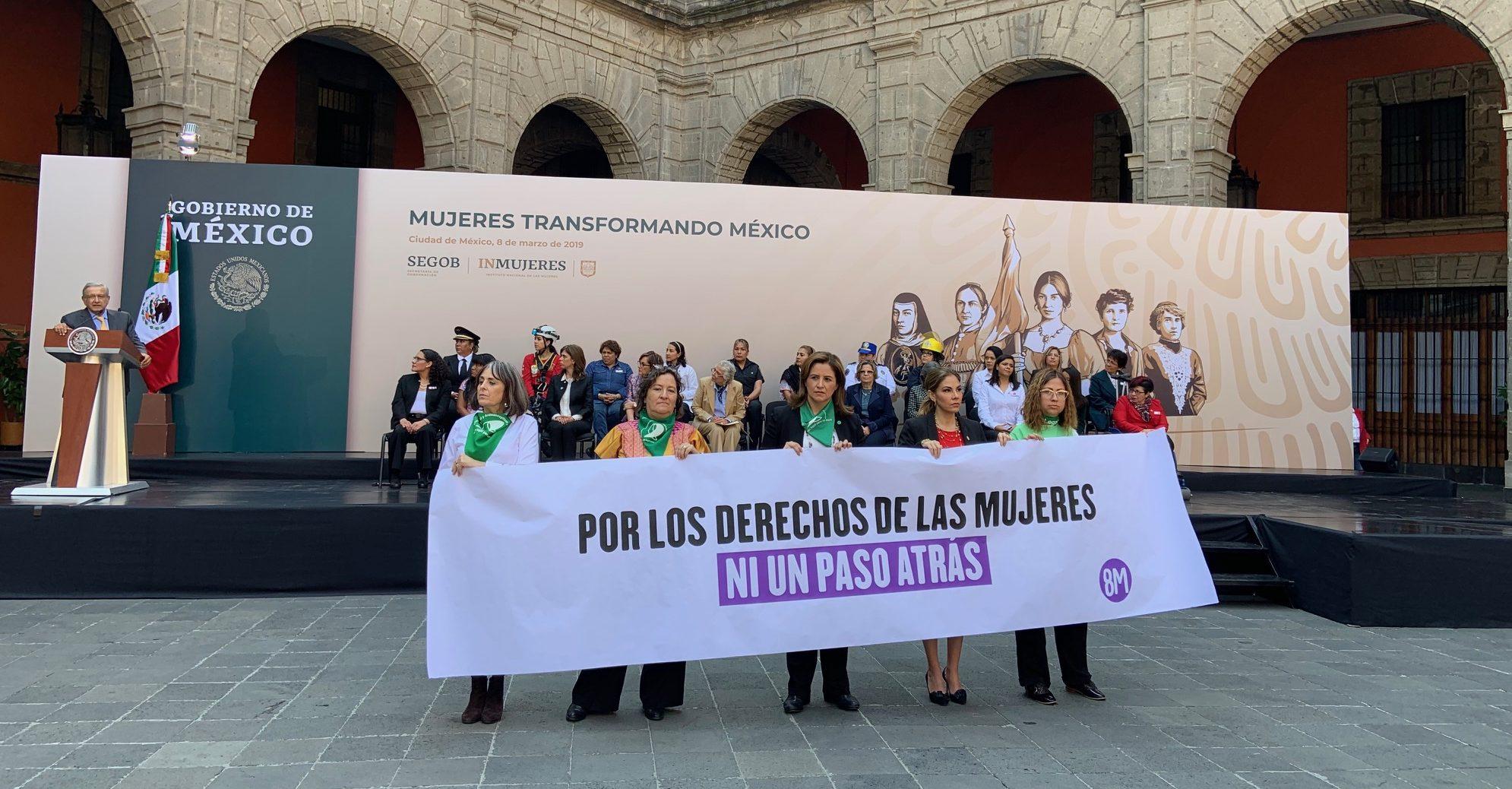 Ni un paso atrás en los derechos, demandan mujeres; primero el combate a la corrupción, responde el presidente