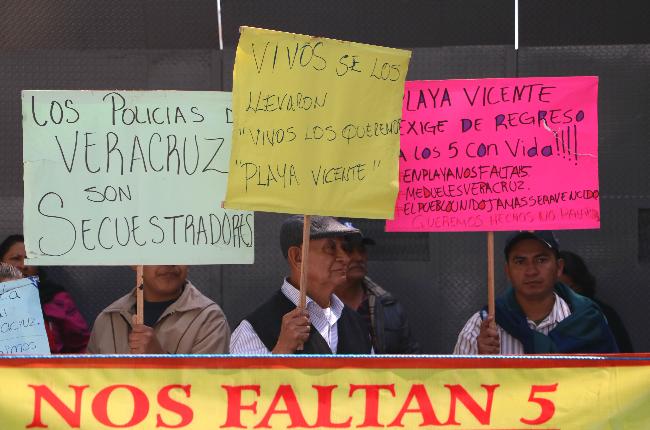 “Nos engañaron”: padres de 5 desaparecidos en Tierra Blanca denuncian que PGR no investigó el caso