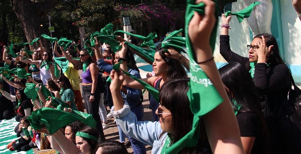 Arquidiócesis presentará denuncia por pintas como ‘saquen sus rosarios de nuestros ovarios’ en Catedral de León