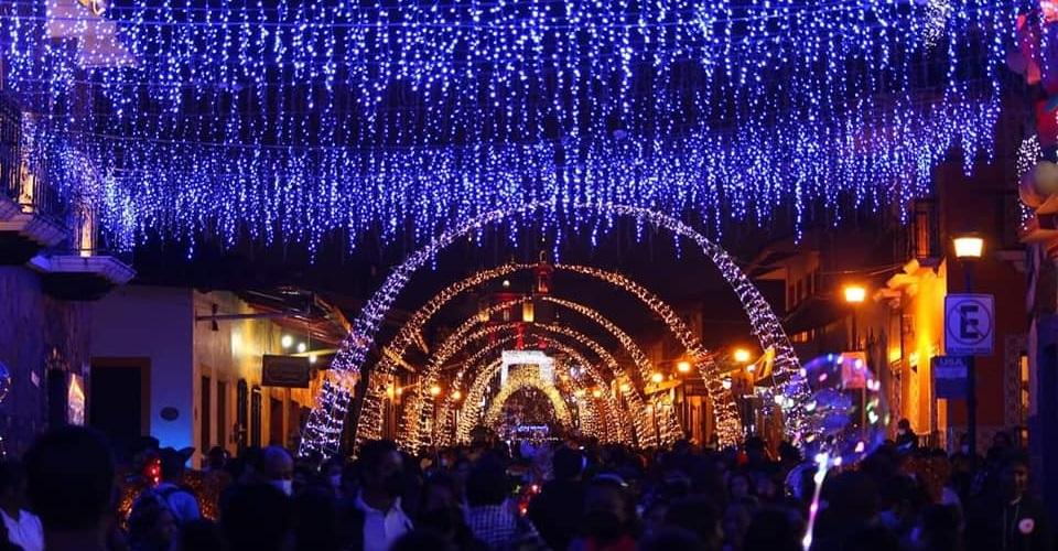 ‘Si no se mueren de una cosa, se van a morir de otra’: alcaldesa en Veracruz defiende villa navideña en pandemia