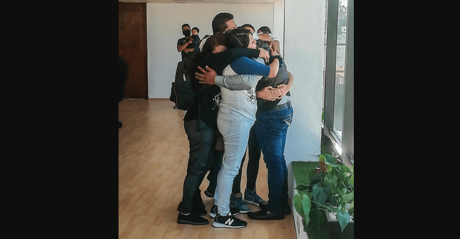 ‘Volví a nacer’: 30 años después de perderse en la Central de Abastos, Adán se reencontró con su familia