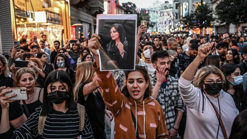 Irán: Tres muertos en protestas tras el fallecimiento de Mahsa Amini, joven detenida por la policía de la moral