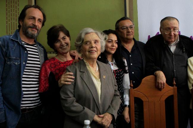 Escritores, artistas y académicos piden a PRD y Morena unificar consulta sobre reforma energética