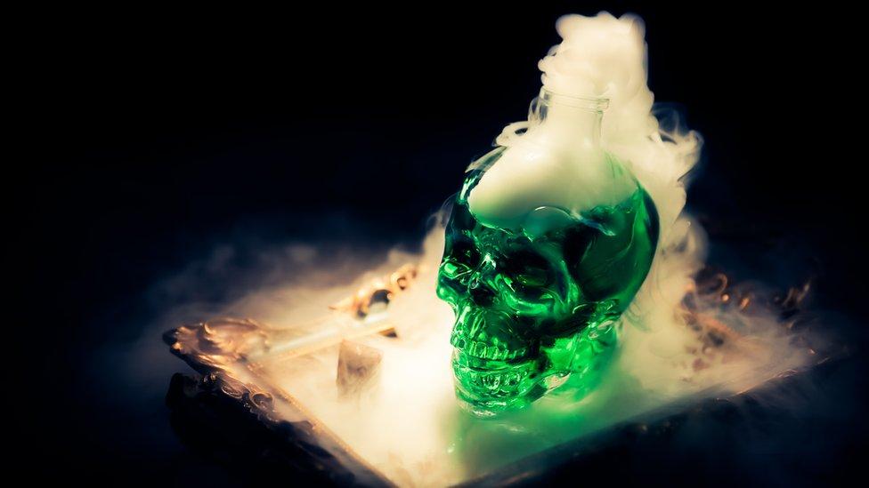 Los peligros para la salud de creer a los “matasanos” y las “pociones mágicas” que inundan internet (y cómo contener su ola de mentiras)