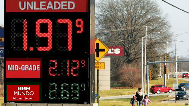 Se desploma el precio del barril de petróleo; el dólar llega a los 15.27 pesos