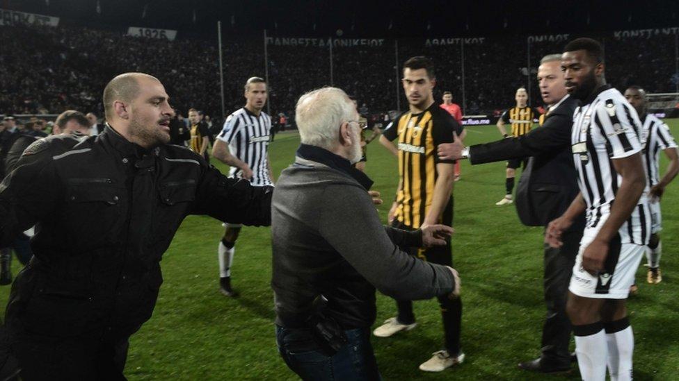 La aparición del presidente del PAOK Ivan Savvidis con una pistola en la cancha lleva a suspender la Superliga de fútbol en Grecia