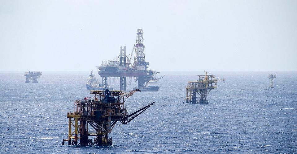 Producción de Pemex baja en abril; AMLO promete que la empresa será palanca del desarrollo desde 2022