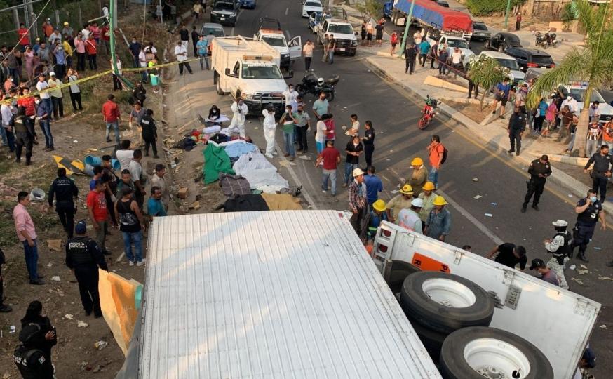 Volcadura de tráiler sería por exceso de velocidad; chofer huyó, dice FGR