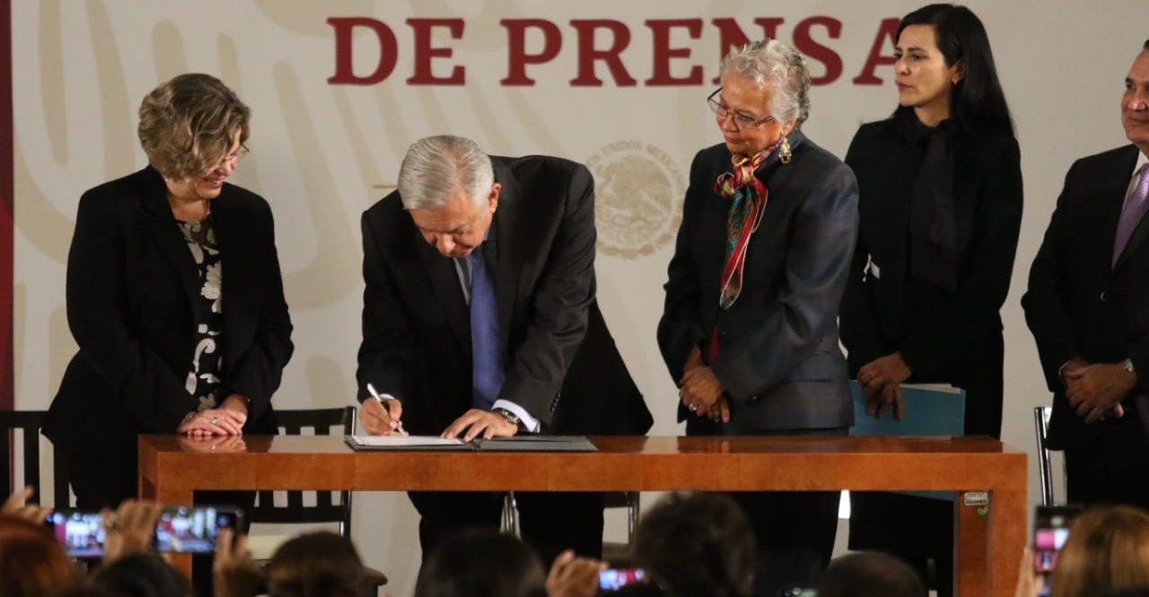 ‘No habrá un gobierno machista’: los seis puntos del acuerdo para la igualdad firmado por AMLO