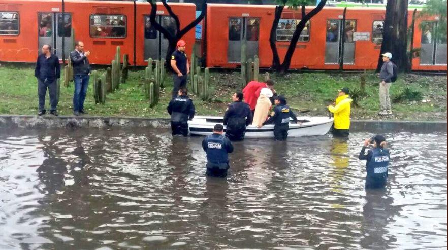 Inundación en hospital y rescates en lancha por las fuertes lluvias en el norte de la CDMX