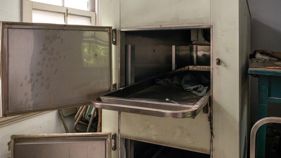 Mujer dada por muerta “resucita” en la nevera de una morgue