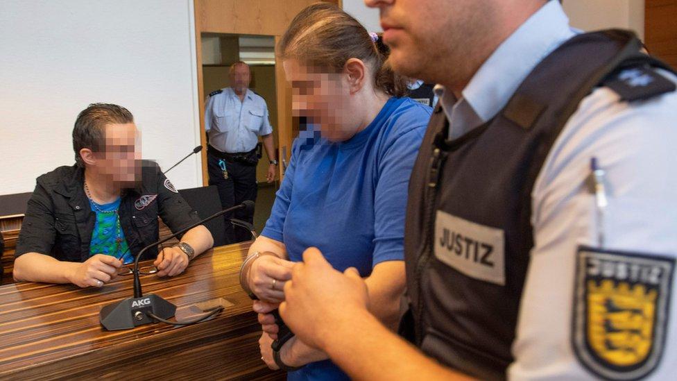 Condenan en Alemania a la pareja que vendía a su hijo de 9 años a pederastas en la red oscura