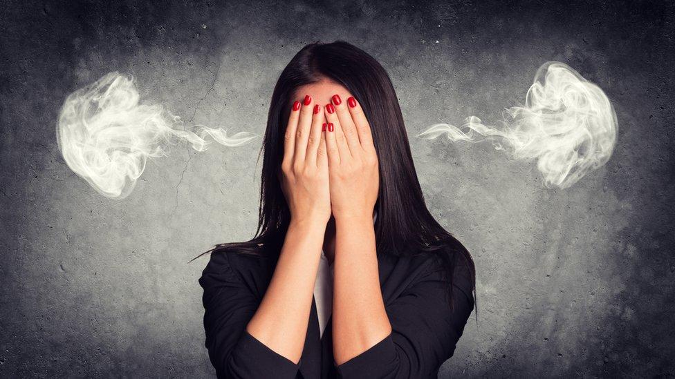 Por qué los grupos de familia de WhatsApp crean ansiedad y cómo escapar de ellos