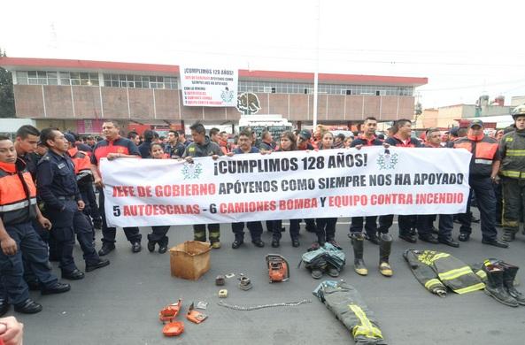 Bomberos logran que el GDF se comprometa a dar 110 mdp para equipo y vehículos