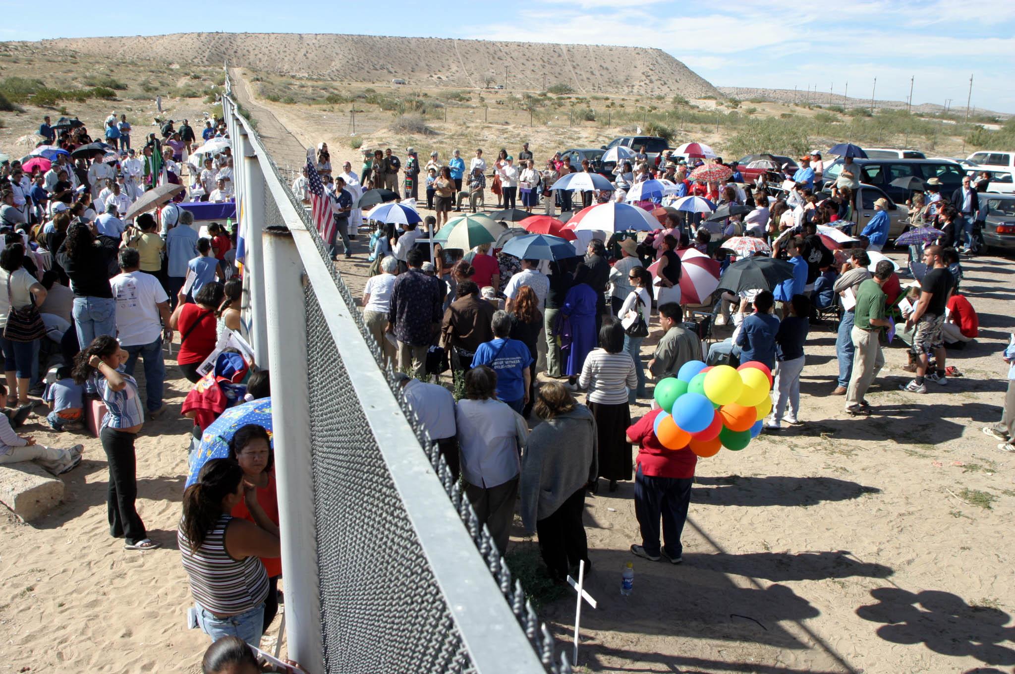 Bala <i>viaja</i> desde Juárez a El Paso, Texas, y hiere a una mujer