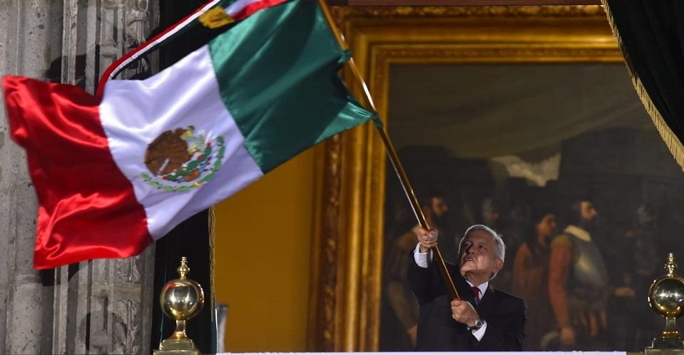 AMLO da su primer Grito en Palacio Nacional; menciona a héroes anónimos y a indígenas