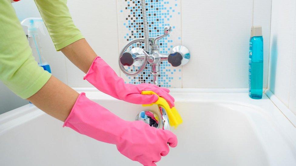 “Como fumar 20 cigarrillos al día”: el daño que causan los productos de limpieza del hogar