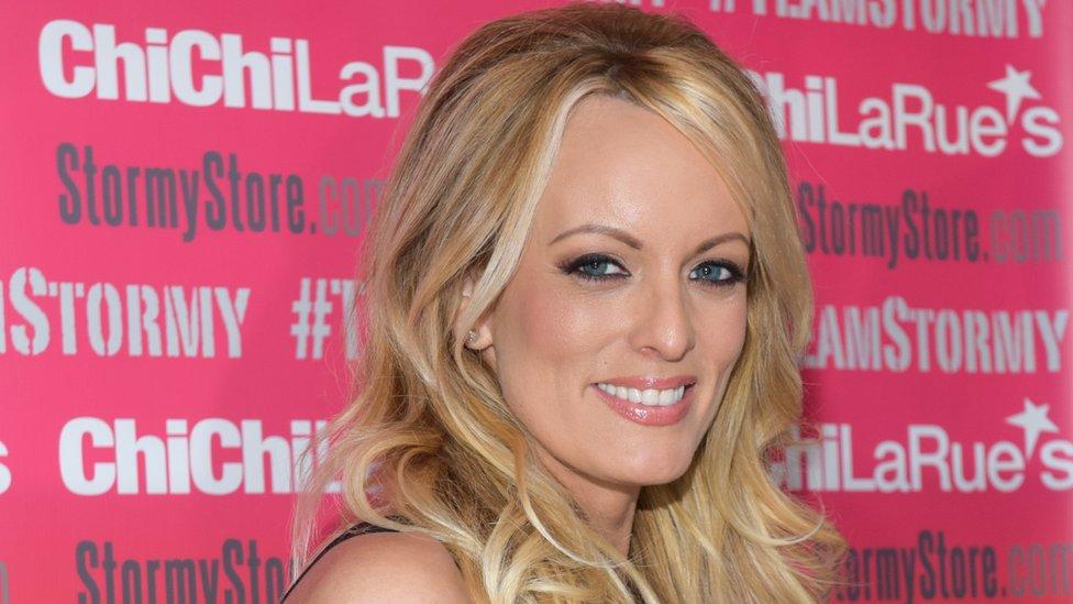 Arrestan a Stormy Daniels, la actriz porno que acusa a Trump, “por dejarse tocar” de un cliente