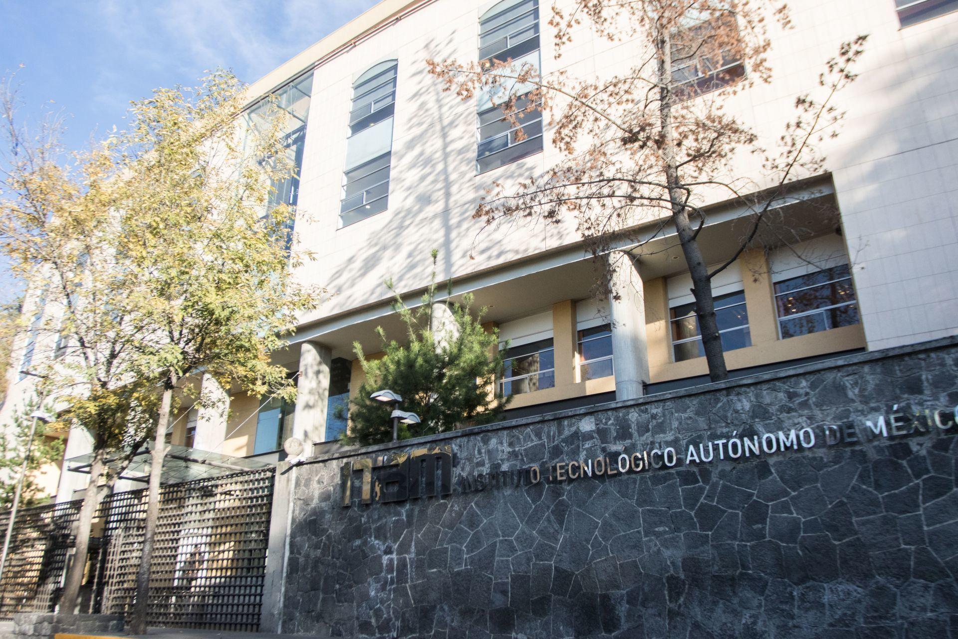 ITAM informa que aplicará exámenes presenciales; alumnos muestran inconformidad