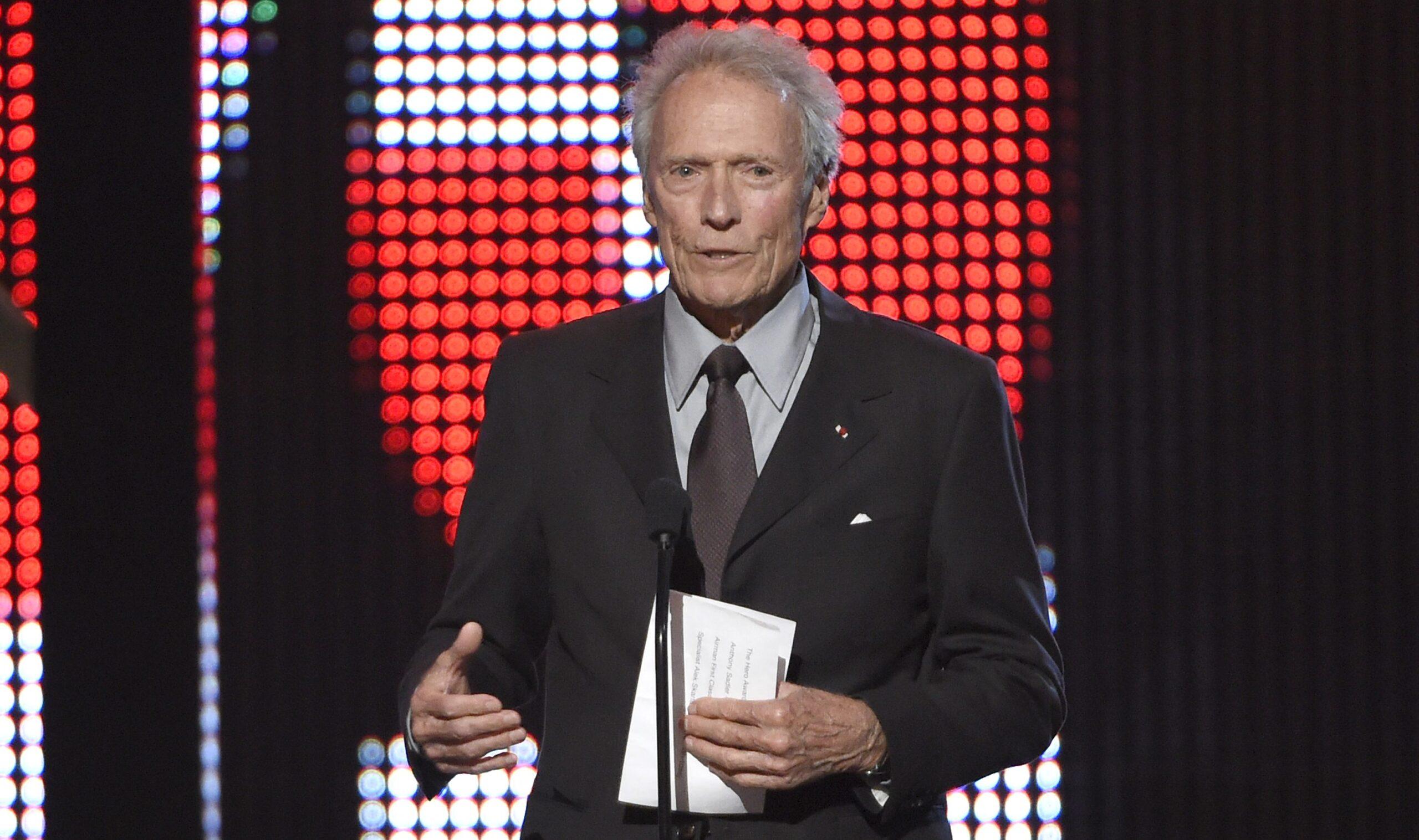 Todo el mundo anda con delicadezas, Trump solo dice lo que piensa, afirma Clint Eastwood