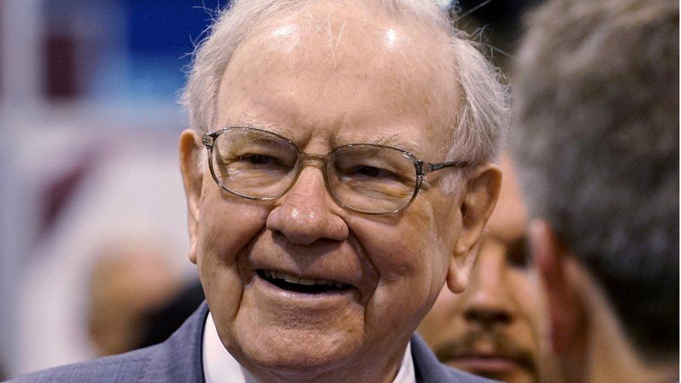 Cómo la empresa de Warren Buffet, uno de los hombres más ricos del mundo, ganó sin buscarlo US$29.000 millones
