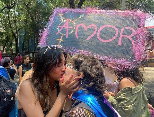 Pareja denuncia discriminación en Reforma 222; guardia de seguridad les pide bajar su letrero de la ‘Marcha Lencha’