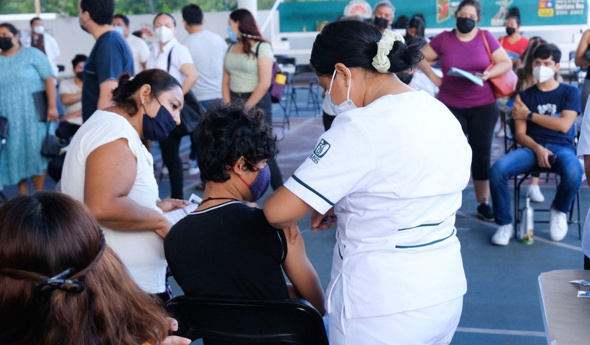 Vacunan contra COVID a jóvenes de 12 a 17 años con comorbilidades en 26 municipios del Edomex