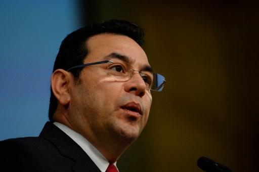 Piden quitar inmunidad a presidente de Guatemala por muerte de niñas en incendio